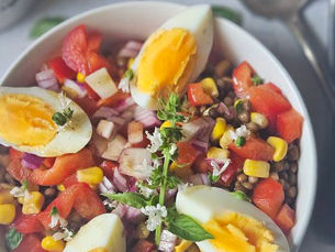 🥗 Salade fraîcheur après piscine : lentilles, maïs, œufs durs & basilic du jardin
