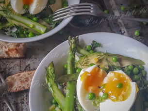 Veggie Bowl (Salade végétarienne de quinoa, avocat, asperges vertes, petits pois et citron confit).
