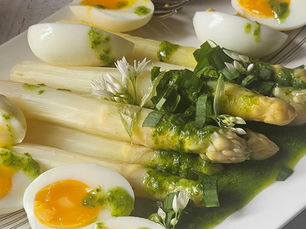 🌿 Asperges blanches en vinaigrette à l’ail des ours