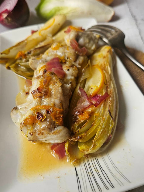 🐟 Médaillons de lotte aux endives braisées et jus d’orange : une recette légère et parfumée