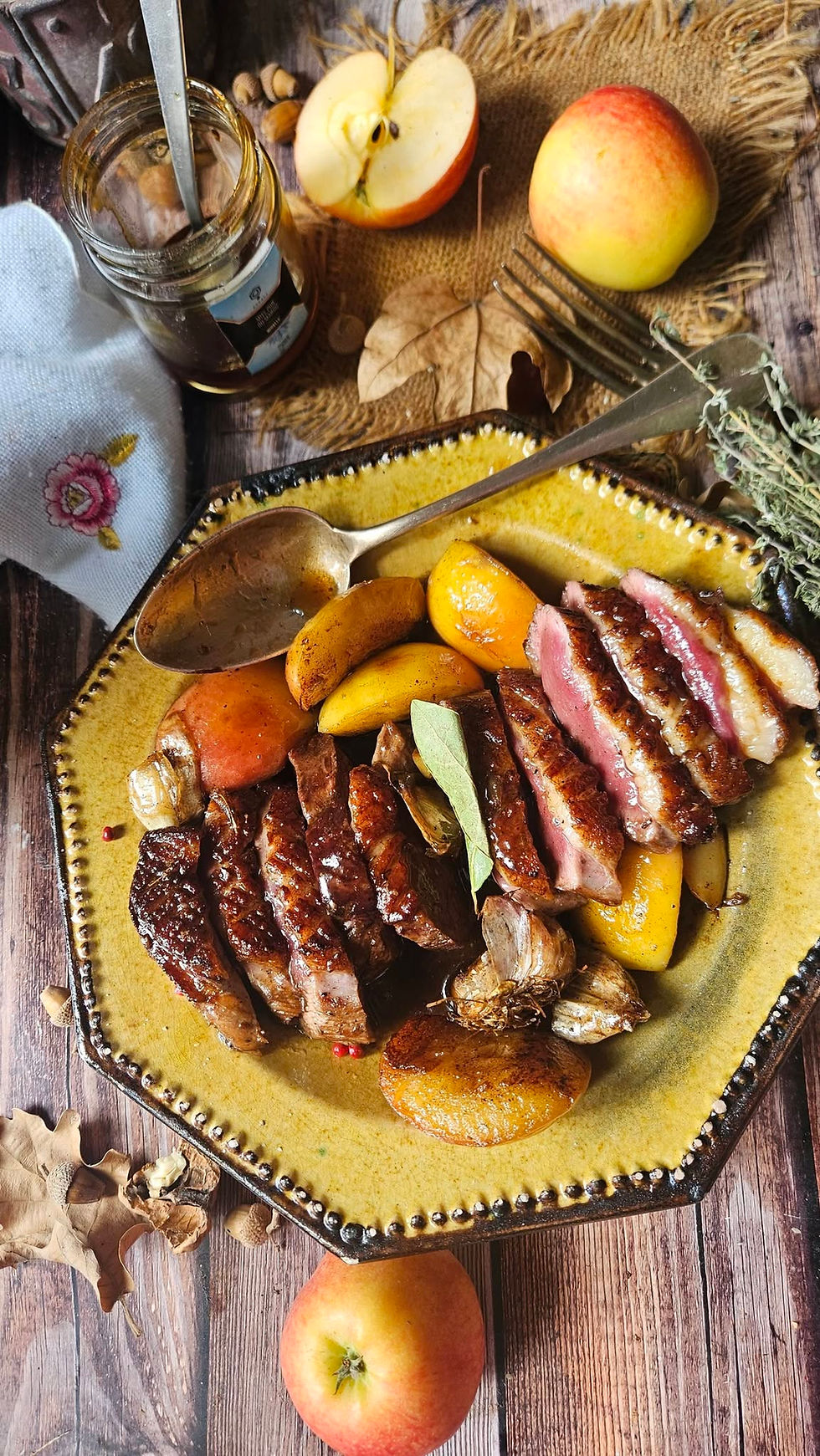 🦆 Magret de canard aux pommes du verger & sauce réduite au miel de nigelle