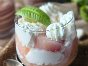 Eton Mess à la pêche plate et verveine citronnelle du jardin : fraîcheur et gourmandise en verrine ! 🍑🌿