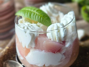 Eton Mess à la pêche plate et verveine citronnelle du jardin : fraîcheur et gourmandise en verrine ! 🍑🌿