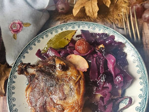 🦆🍂 Confit de canard sur chou rouge braisé aux pommes, raisins et noix