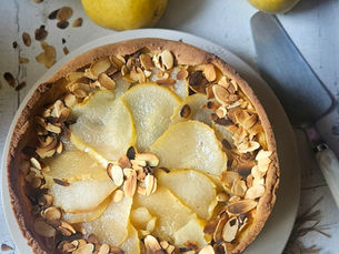 🍐 Flan pâtissier aux poires, miel de nigelle & amandes