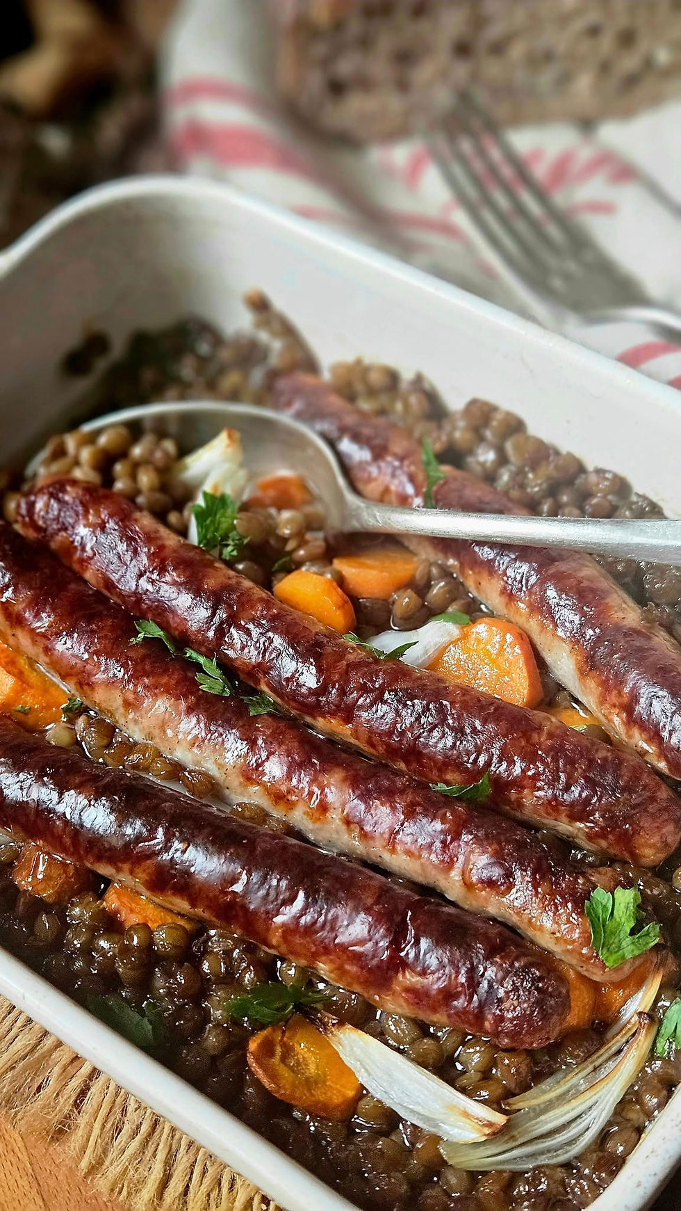 🥘 Lentilles aux chipolatas rôties : le plat réconfortant et économique de l’automne