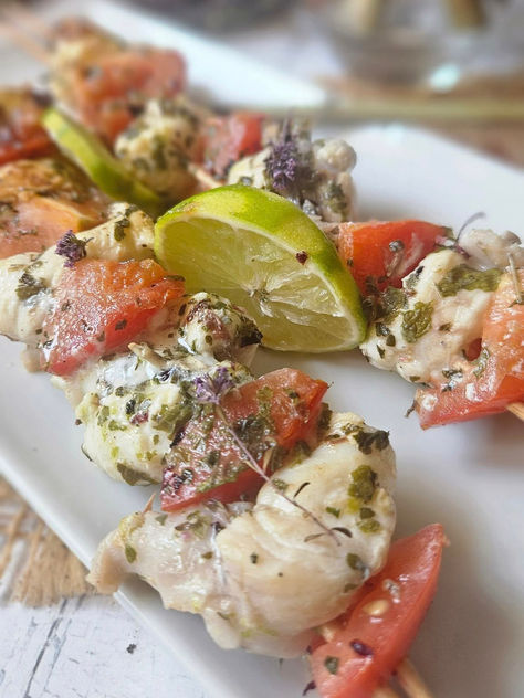 🌿 Brochettes de lotte marinées aux herbes de la garrigue 🌿