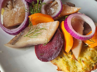 🐟 Hareng pomme à l’huile revisité : criques croustillantes et légumes marinés