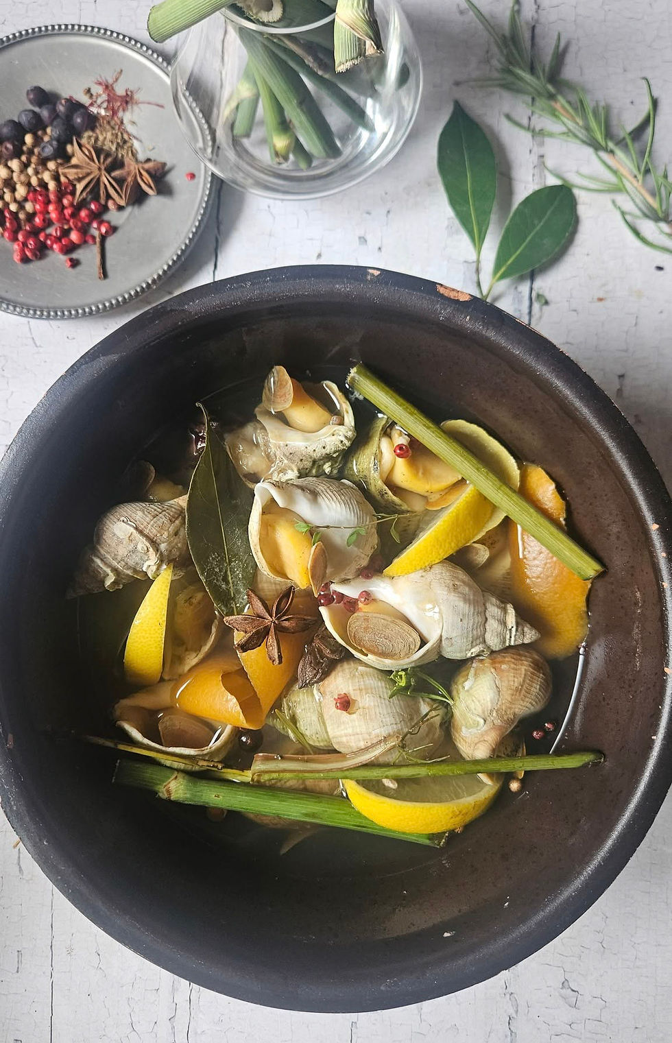 🌿 Bulots au bouillon d’épices et agrumes & mayonnaise safranée à l’huile de fenouil sauvage