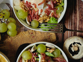 🥗 Salade d’automne aux raisins, poire et œuf poché : fraîcheur, croquant et gourmandise