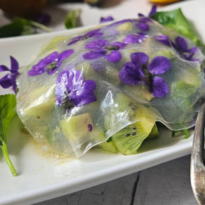 🥑 Tartare d’avocat et de kiwi sous voile de riz aux violettes