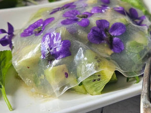 🥑 Tartare d’avocat et de kiwi sous voile de riz aux violettes