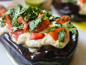 Crémeux d’Aubergines Cuites, Couronnées d’un Houmous de Pois Chiches, Citron, menthe et Coriandre