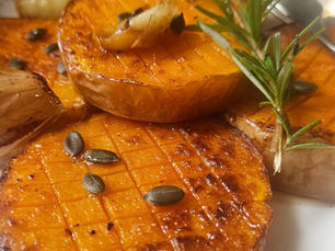 🍁 Palets de courge butternut rôtis au sirop d’érable et romarin : la recette anti-gaspi qui réchauffe l’automne