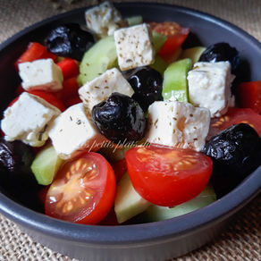 🥗 Sopska Salata – La salade bulgare qui sent bon le soleil