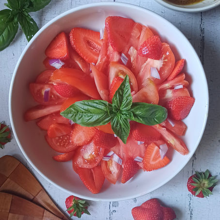 🍅🍓 Salade tomate – fraises – basilic : la fraîcheur du printemps dans l’assiette