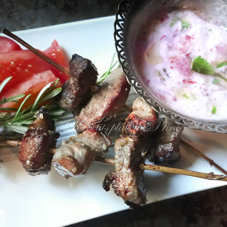 Souvláki (σουβλάκι) : brochettes grecques & tzatzíki rose aux radis