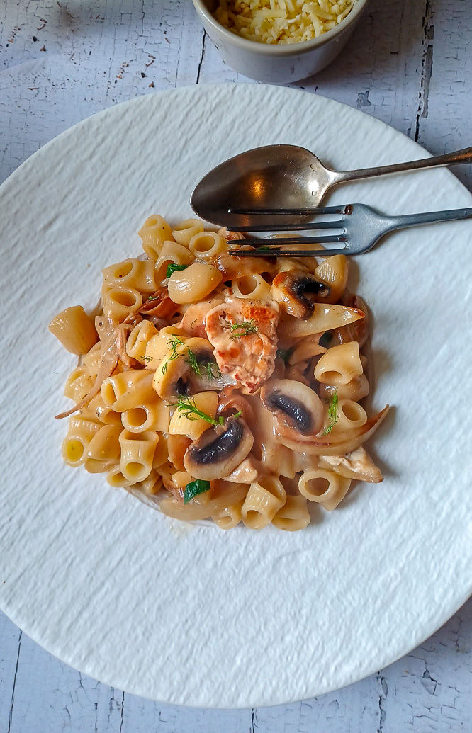 Lumache con pollo e funghi