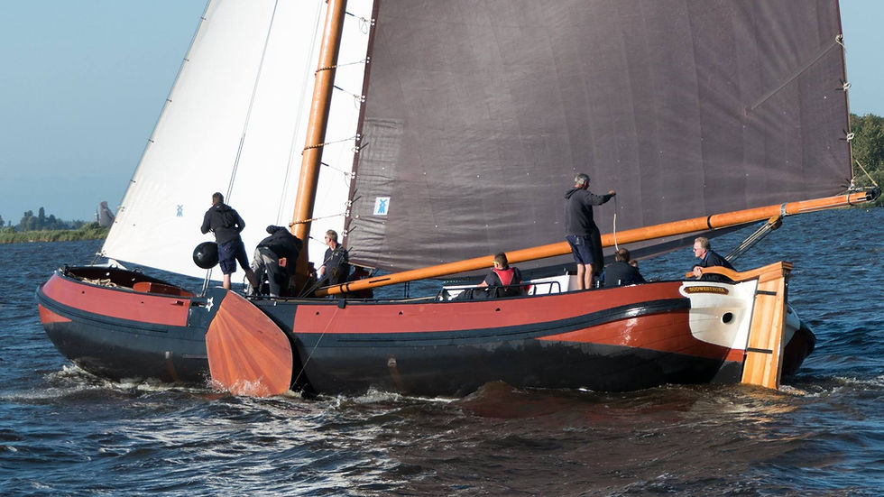 Skûtsje SWH aan het zeilen over stuurboord