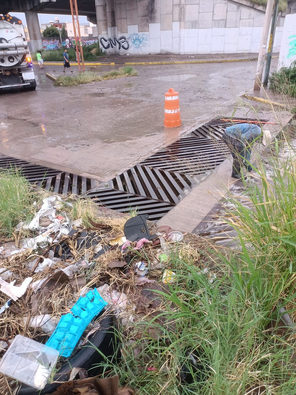 Interapas retira grandes cantidades de basura en El Aguaje tras lluvias