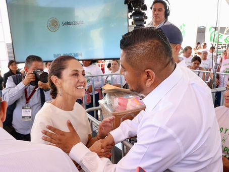 Ismael Hernández entrega pliego petitorio a la presidenta Claudia Sheinbaum durante su visita a Villa de Reyes