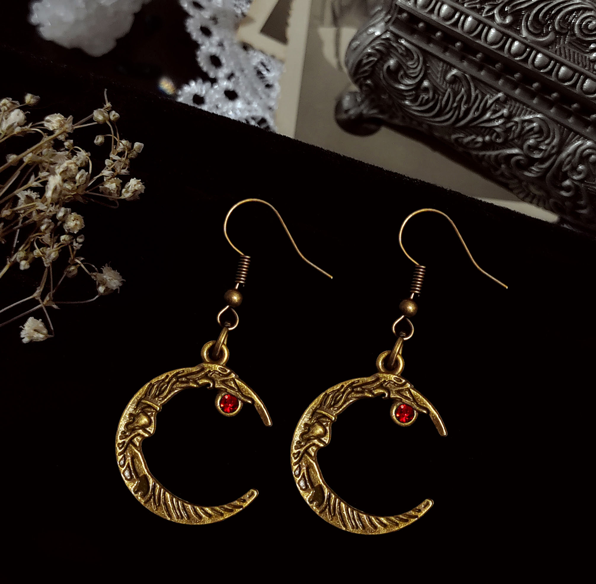 Brinco Mystic Moon (ouro envelhecido)