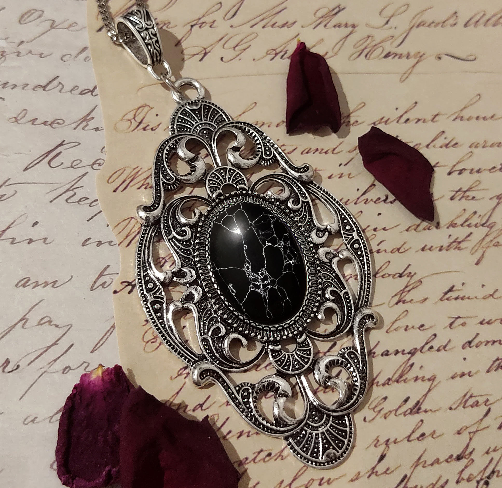 Colar Old Goddess (Howlita preta)