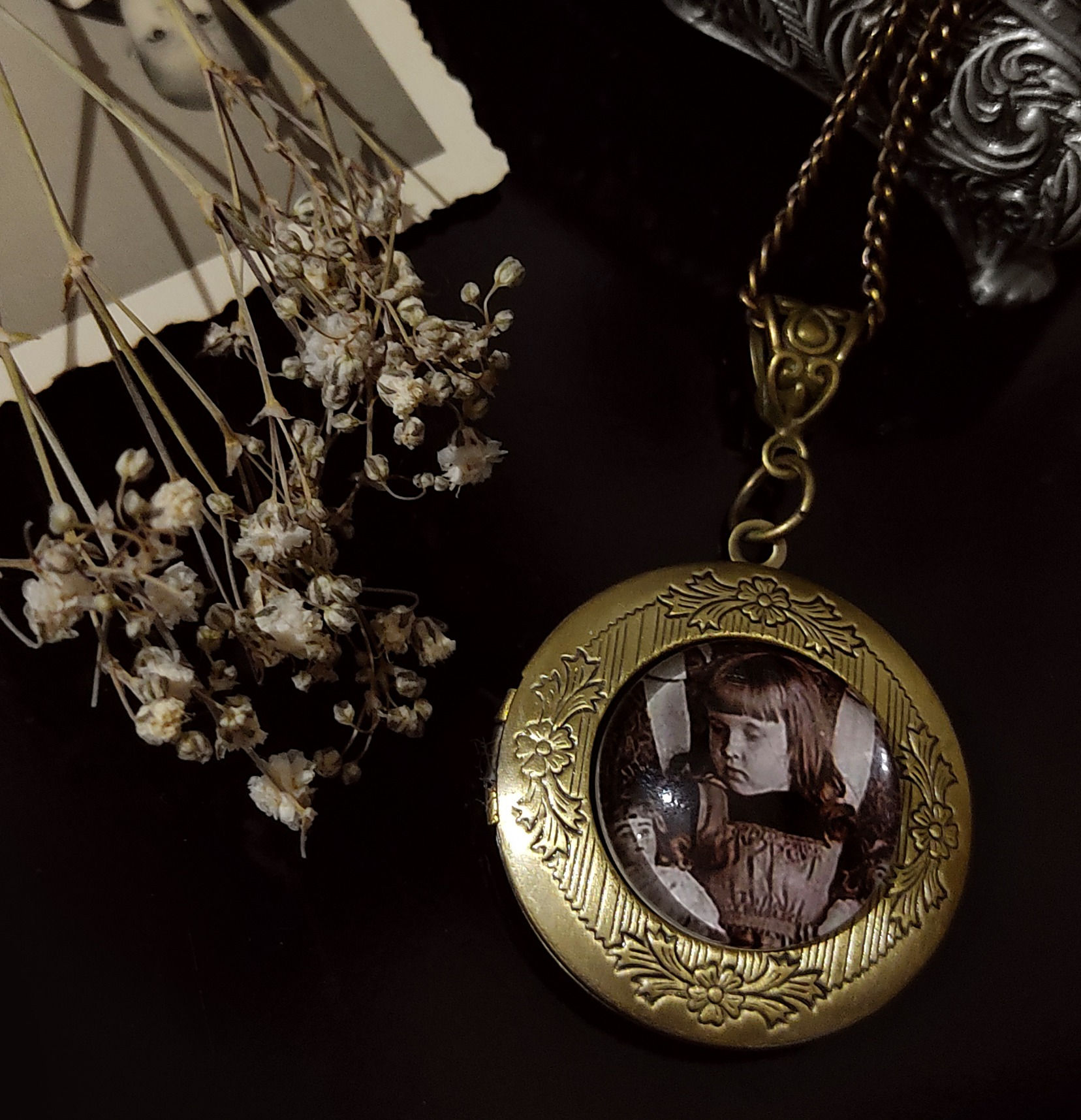 Relicário Memento Mori 'Little Girl'