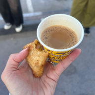 Tradycyjny karak i sambosa z lokalnej kawiarni, Kuwaiti Souq, Ras Al Khaimah, ZEA, Adventurous Camel