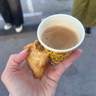 Tradycyjny karak i sambosa z lokalnej kawiarni, Kuwaiti Souq, Ras Al Khaimah, ZEA, Adventurous Camel
