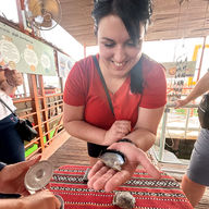 Znaleziona perła, Farma pereł, Ras Al Khaimah, ZEA, Adventurous Camel