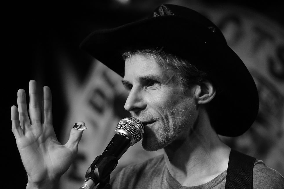 LIVE: Pat Carter // Support: The Songhofers