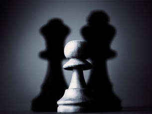 Passei a vida inteira sendo o mais novo significativo da sala. Comecei a trabalhar aos catorze anos; aos dezessete já era supervisor, gerente aos vinte e dois, diretor aos vinte e oito, CEO aos trinta. Minha identidade se construiu sobre a precocidade, sobre ser o jovem que chegava antes, performar e ser o melhor. Outro dia, num grupo, fui chamado de ancião e apresentado como guardião de uma linhagem de trabalhadores da transformação pessoal nas organizações. Confesso que, às vezes, me assusto.