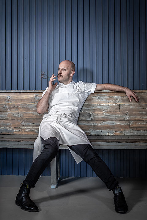 Markus Stöckle sitzt auf einer Bank in seinem Restaurant Rosi in Zürich