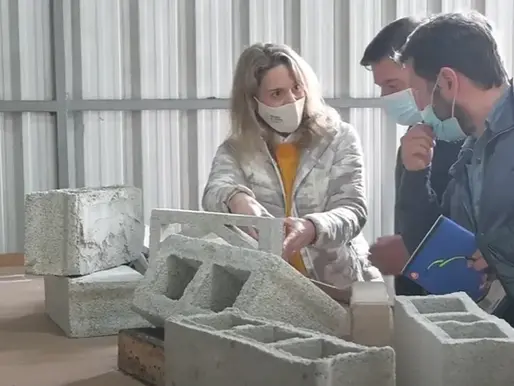De qué se trata el innovador emprendimiento que procesa arena a partir del reciclaje