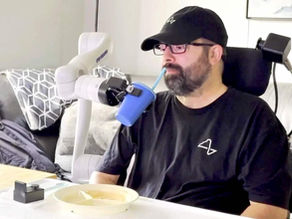 Paciente da Neuralink Controla Braço Robótico Com o Pensamento e Volta a Se Alimentar Sozinho