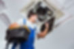 trabajador-reparando-unidad-aire-acondicionado-techo.jpg