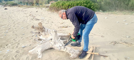 Work-in-Progress-Massimo-cutting-a-big-piece-of-wood-with-a-chainsaw-on-the-beach-Oggettistica-Gift-Items-FMB-For-My-Boat-di-Fabio-Massimo-Barone-Sapri-Cilento-Custom-Adesivi-Nautici