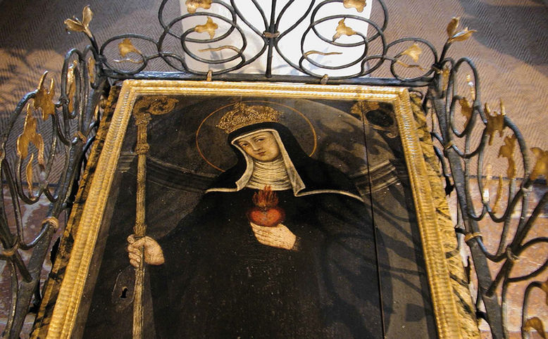 Am Hochgrab der seligen Irmengard vorbei (einfacher kleiner Sarkophag aus rotem Marmor, der für die Aufnahme der 1631 erhobenen Gebeine errichtet wurde - außen umschlossen von einem allseits bemalten Holzgehäuse - auf derem Deckel die Selige dargestellt ist) gelangt man ...