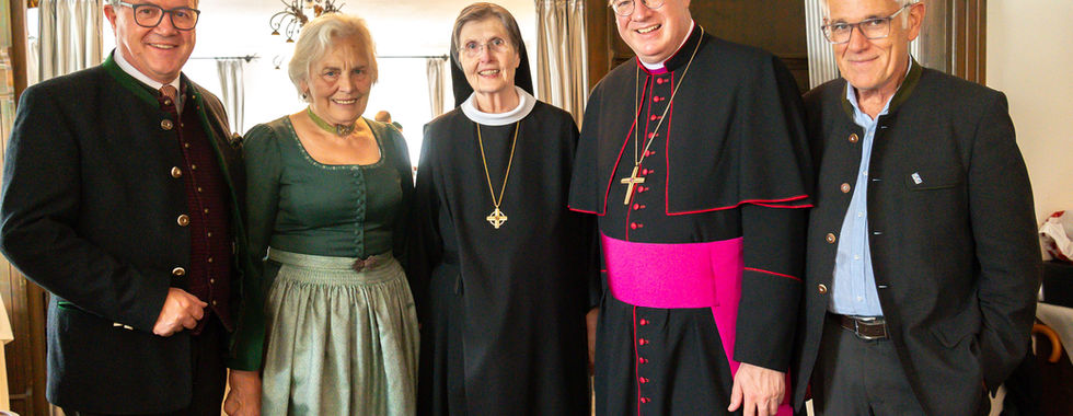 v.l.n.r.: Klaus Stöttner, Annemarie Biechl, Äbtissin Johanna, Weihbischof, Georg Klampfleuthner 
