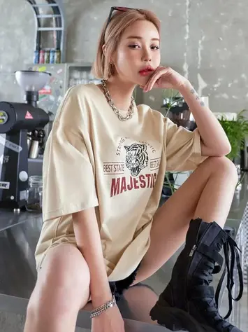 เสื้อยืดทรงไหล่ตก พิมพ์ลายเสือและตัวอักษร.png