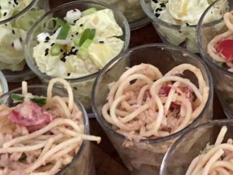 Kleines Salat-im-Glas-Buffet mit Spaghetti-Thunfisch-Salat