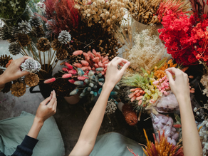お気に入りの花を選ぶ人たち