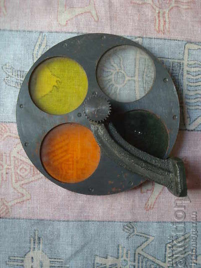 Кръг с 4 СТЪКЛЕНИ филтъра около 33 мм диаметър всеки. Кръгът е на въртяща се ос. Така може да се конструира или вгради сменяема филтърна приставка