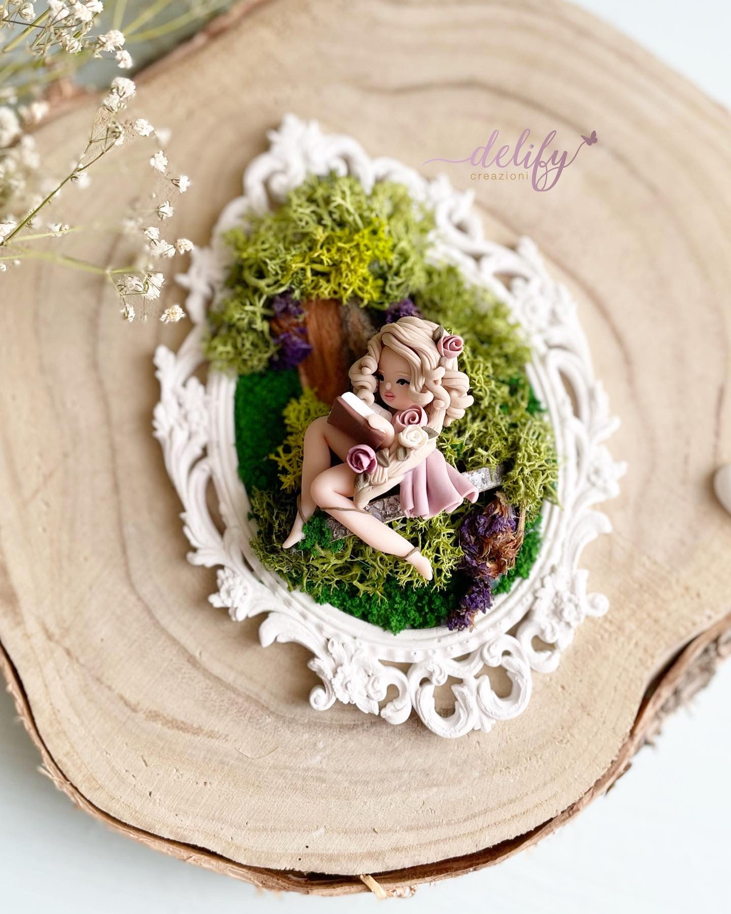 Cornice Profumata con Dama dei Libri Athena