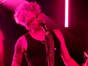 Quando o peito canta: uma noite com menores atos em Uberlândia