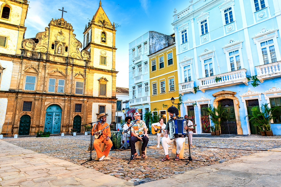 Jota.pê, João Gomes e Mestrinho na gravação do segundo volume do disco “Domiguinho”. Ao fundo, casarões característicos do Nordeste brasileiro.