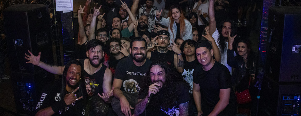 Banda de rock em cima do reunido com os fãs, no bar Kaos Pub em Uberlândia