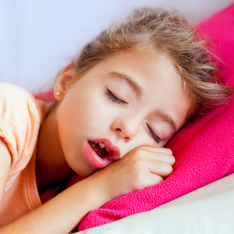 Enfant qui dort profondément la bouche ouverte