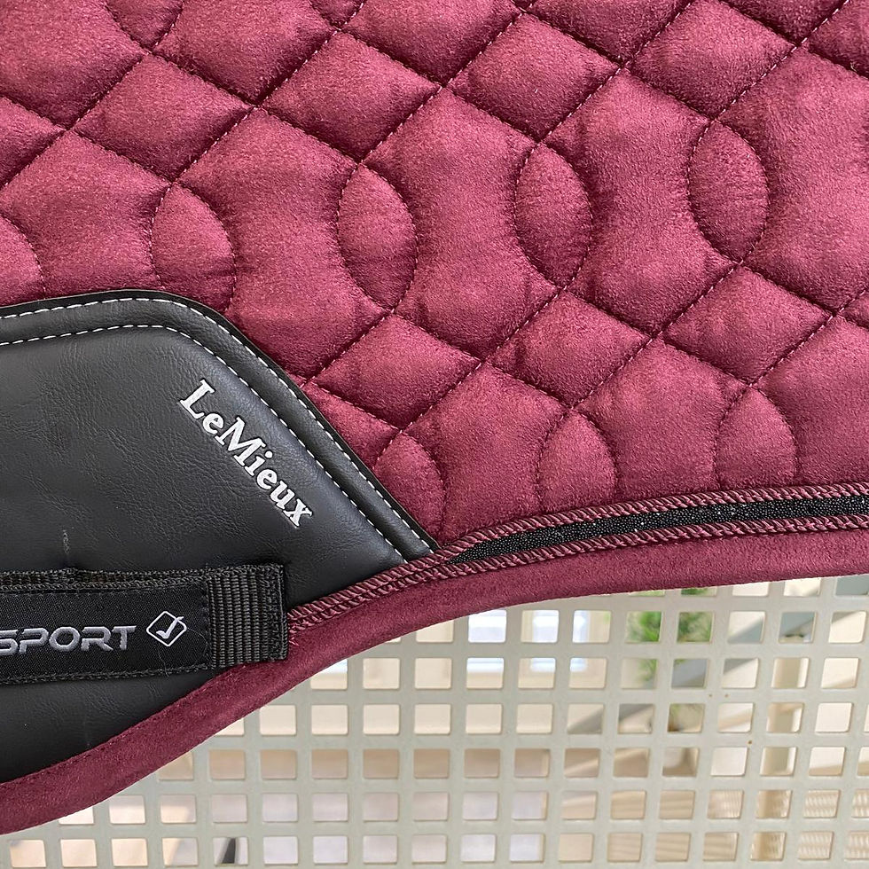 Miniature : Tapis de Selle Crystal Suède Close Contact Burgundy - LeMieux